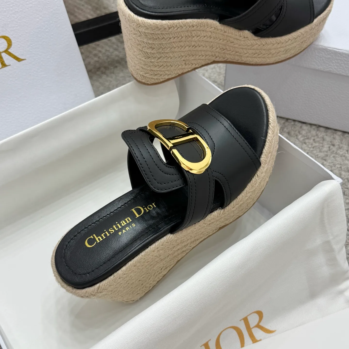 👟👟Ex-factory price 520👟👟 Increased height version✅🇨🇳 🇨🇳Dior 25ss summer high version new sandals. Simple and super versatile. Perfect and luxurious on the feet, can be matched with any spring and summer clothes. The foot feels even more comfortable! The material is a perfect replica of the original. Original disassembly and molding. ✅❶Material: original customized cowhide ✅❷Inner: original customized sheepskin ✅❸Foot: original customized sheepskin ✅❹Outsole: original woven wedge outsole ✅❺Heel height: 9.5cm ✅❻Packaging: original full set of packaging ✅❼Number: 35-41